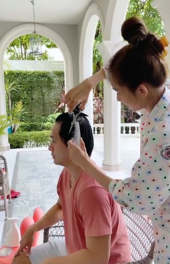 ยอดคุณแม่!! เนย โชติกา โชว์สกิลตัดผมให้สามีและลูกชาย ในยุคโควิด-19