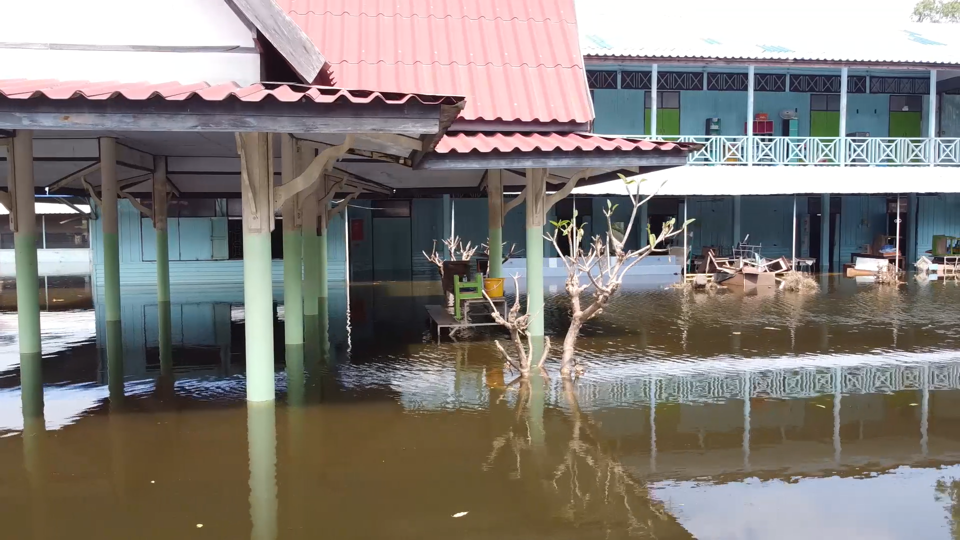 ยังอ่วม! ท้ายเขื่อนเจ้าพระยา น้ำยังท่วม เลื่อนเปิดเทอม 1 สัปดาห์ ยังอ่วม! ท้ายเขื่อนเจ้าพระยา น้ำยังท่วม เลื่อนเปิดเทอม 1 สัปดาห์