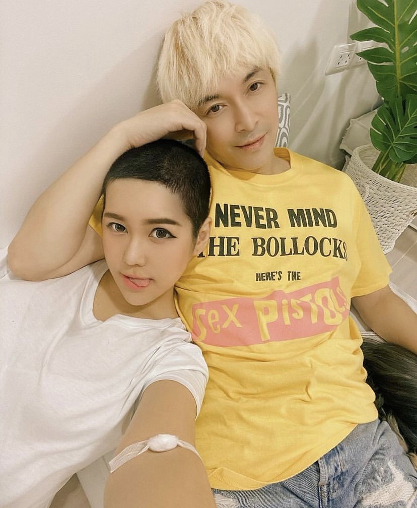 เอาซะโล้น... ปู แบล็คเฮด กับผมทรงใหม่ ตัดเป็นเพื่อน นุ๊กซี่ ? เอาซะโล้น... ปู แบล็คเฮด กับผมทรงใหม่ ตัดเป็นเพื่อน นุ๊กซี่ ?