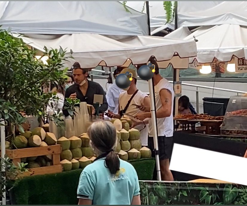 Harry Styles เดินทางถึงประเทศไทยแล้ว แฟนๆ เซอร์ไพรส์เจอยืนซื้อน้ำมะพร้าว Harry Styles เดินทางถึงประเทศไทยแล้ว แฟนๆ เซอร์ไพรส์เจอยืนซื้อน้ำมะพร้าว