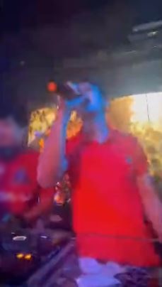 เอ็ม นันทวัฒน์ คว้าไมค์ประกาศลั่นกลางผับดัง ผมโดนตบ ไม่ได้โดนแตะ ทำคนงงทั้งร้าน 