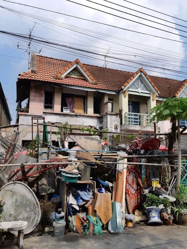สาวร้องทุกข์ เพื่อนบ้านทิ้งขยะล้น แถมขับถ่าย-อาบน้ำ หน้าบ้าน