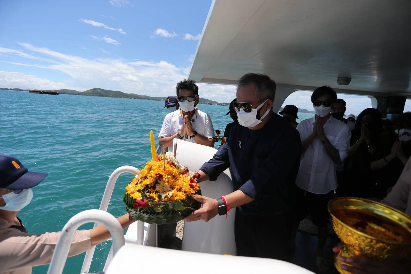 เป็ด เชิญยิ้ม นำอัฐิ พ่อแม่ ลอยอังคาร จ่อนำเงินทำบุญสร้างพระประธาน เป็ด เชิญยิ้ม นำอัฐิ พ่อแม่ ลอยอังคาร จ่อนำเงินทำบุญสร้างพระประธาน