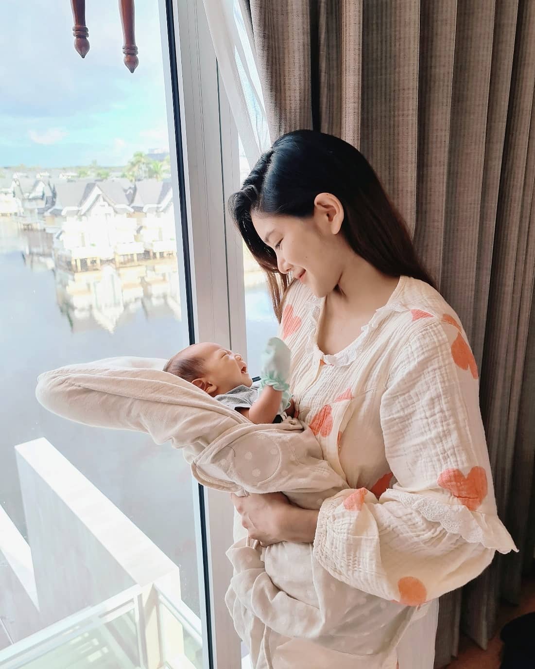 สู่บทบาทคุณแม่เต็มตัว ก้อย รัชวิน อวดภาพชุดนอนที่ไม่ได้นอน