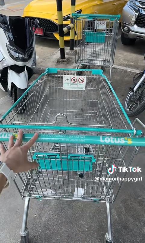 เจอเรื่องให้ต้องเหวี่ยง โม มนชนก ฉะคนเข็นรถเข็นบังท้ายรถ แต่ชาวเน็ตคอมเมนต์เห็นต่าง