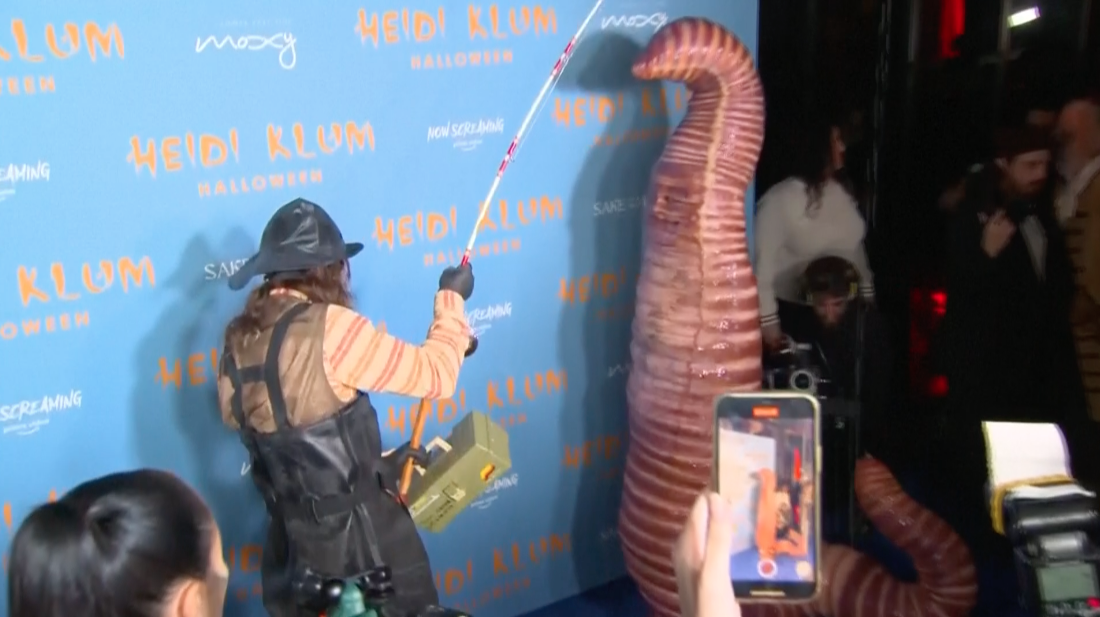 แห่แชร์ยกใหญ่!! ‘ไฮดี้ คลุม’ ลุคหนอนแอปเปิ้ลรับฮาโลวีน ‘อีลอน มัสก์’ ร่วมปาร์ตี้ แห่แชร์ยกใหญ่!! ‘ไฮดี้ คลุม’ ลุคหนอนแอปเปิ้ลรับฮาโลวีน ‘อีลอน มัสก์’ ร่วมปาร์ตี้