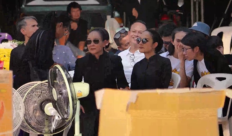 แม่นกน้อย อุไรพร และศิลปินหมอลำร่วมส่ง พ่อหลอด เสียงอิสาน ครั้งสุดท้ายในพิธีฌาปนกิจ