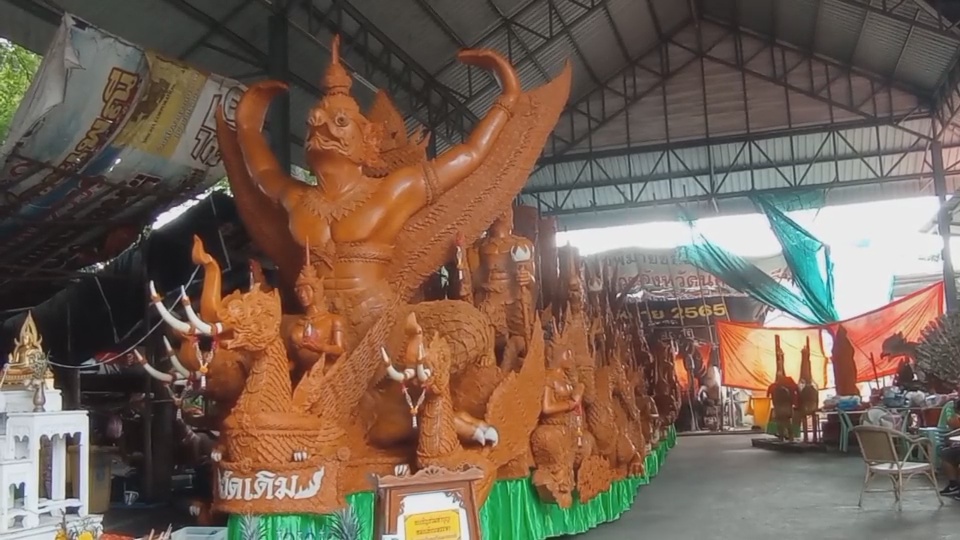 วันเข้าพรรษา 2566 โคราชแห่เทียนยิ่งใหญ่ เกาะกระแสโชว์หุ่น “พิธาจับมืออุ๊งอิ๊ง”