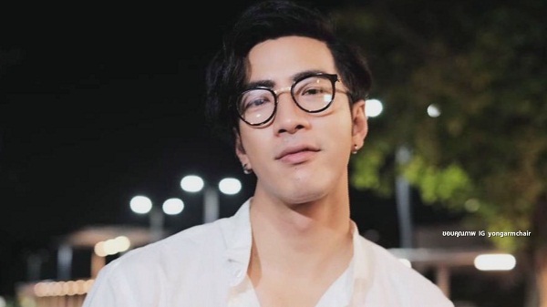 “โย่ง อาร์มแชร์” รับหน้าที่เชฟ เสิร์ฟผัดไทให้นักเตะศึกแดงเดือด  (มีคลิป)