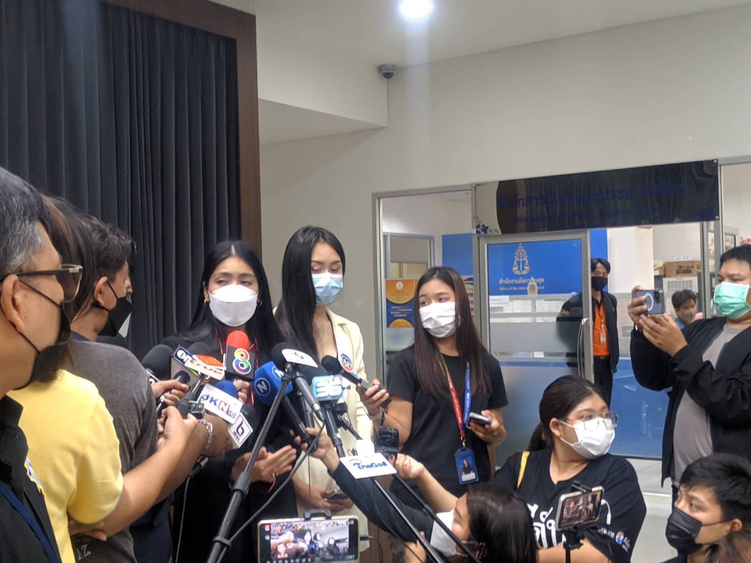 อยากเป็นจำเลยแล้ว! กระติก-แซน บุกงานอัยการสูงสุดร้องขอความเป็นธรรม 
