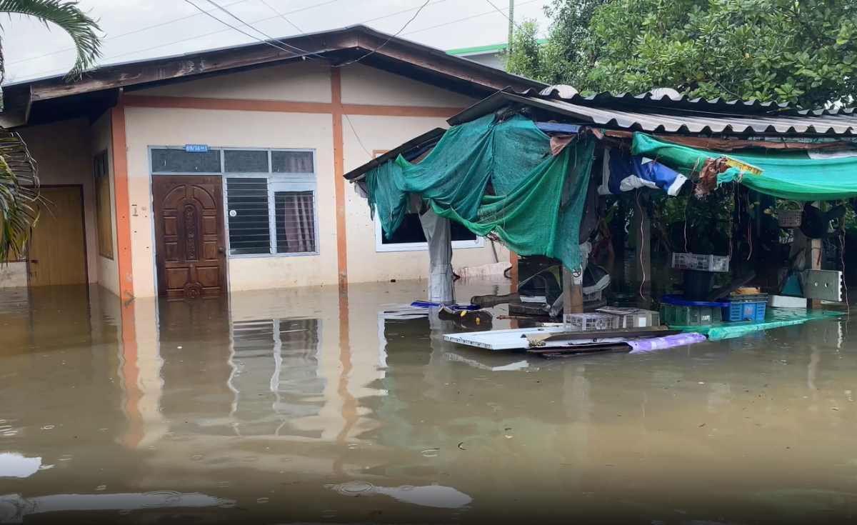 น้ำป่าหลากเข้าตัวเมืองนครศรีฯ เพิ่มสูงขึ้น น้ำป่าหลากเข้าตัวเมืองนครศรีฯ เพิ่มสูงขึ้น