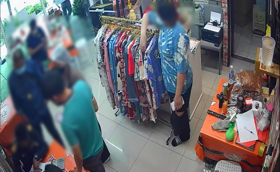 ทำกันได้ลงคอ! ล่อซื้อน้ำส้ม 500 ขวด ก่อนถามหาใบอนุญาตปรับแม่ค้าเป็นหมื่น ทำกันได้ลงคอ! ล่อซื้อน้ำส้ม 500 ขวด ก่อนถามหาใบอนุญาตปรับแม่ค้าเป็นหมื่น