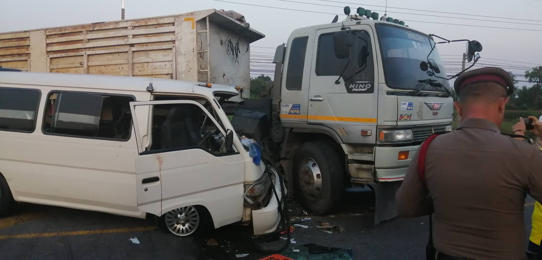 เปิดนาที! รถตู้รับส่งนักเรียนพุ่งชนรถบรรทุกบาดเจ็บระนาว เปิดนาที! รถตู้รับส่งนักเรียนพุ่งชนรถบรรทุกบาดเจ็บระนาว