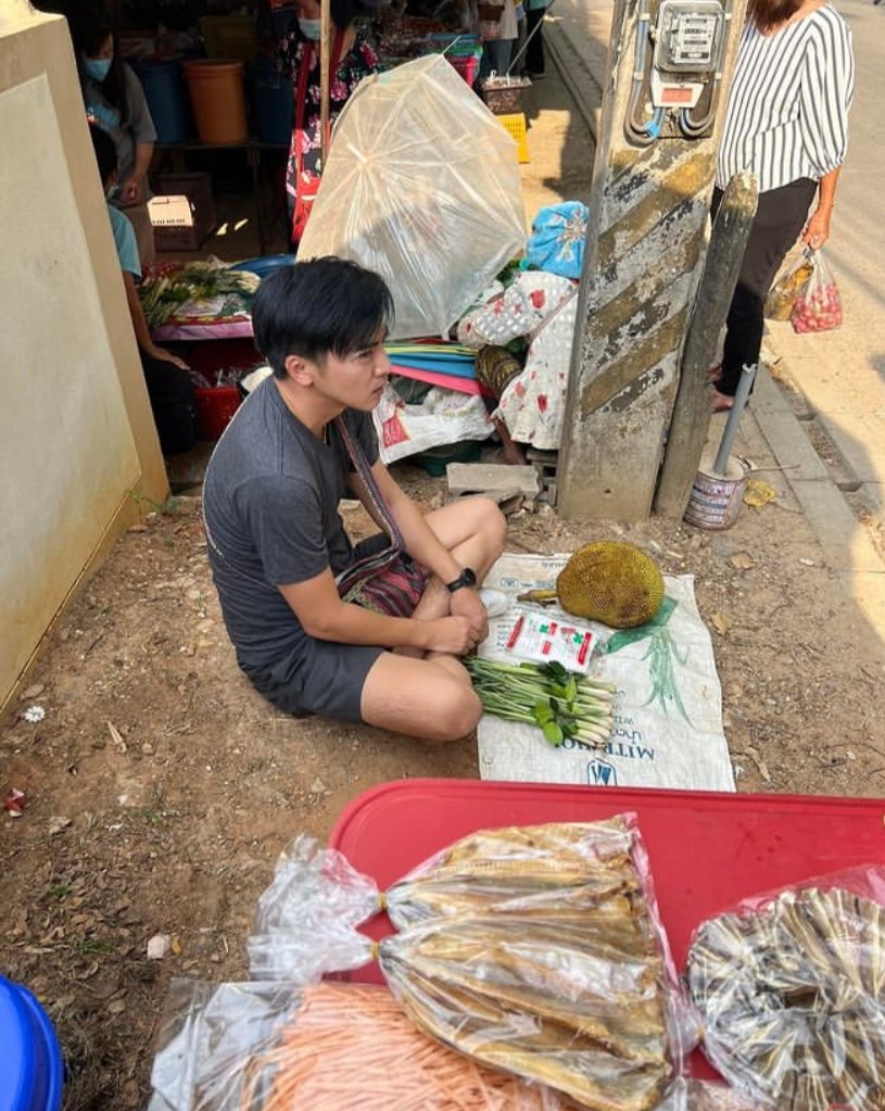 ไลฟ์สไตล์ของ โกสินทร์ เก็บผักในสวนมาขาย