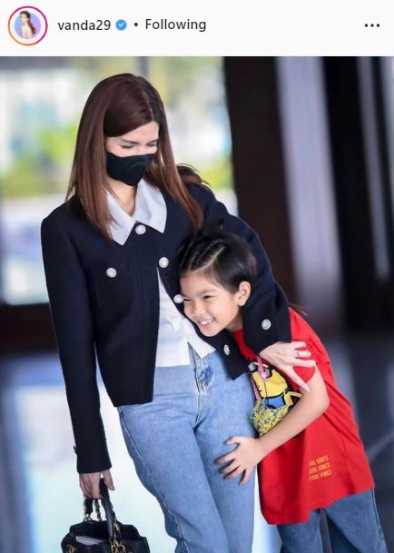 โบว์ แวนด้า เผยลูกสาวทำงานเก่งไม่แพ้พ่อ ด้านคุณแม่ อาการดีขึ้นเเล้วหลังล้มหัวฟาดพื้น