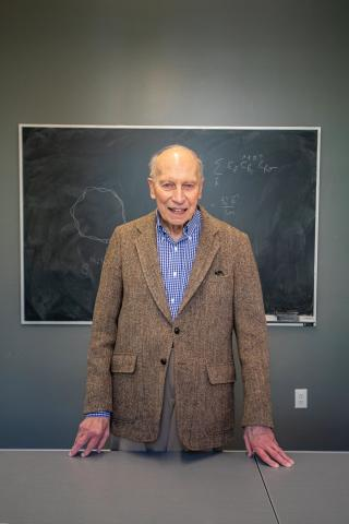 ไม่มีใครแก่เกินเรียน... คุณพี่วัย 89 พึ่งสำเร็จการศึกษาปริญญาเอกสาขาฟิสิกส์ ไม่มีใครแก่เกินเรียน... คุณพี่วัย 89 พึ่งสำเร็จการศึกษาปริญญาเอกสาขาฟิสิกส์