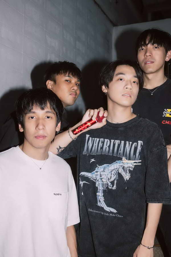 กิต Three Man Down พักงานด่วน! จอประสาทตาอักเสบ สูญเสียการมองเห็น กิต Three Man Down พักงานด่วน! จอประสาทตาอักเสบ สูญเสียการมองเห็น