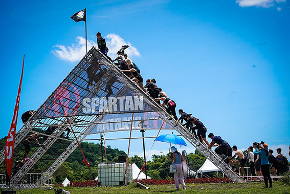 วิ่งวิบาก Pattaya Spartan หนุ่มอเมริกัน ควง สาวฟิลิปปินส์คว้าชัย