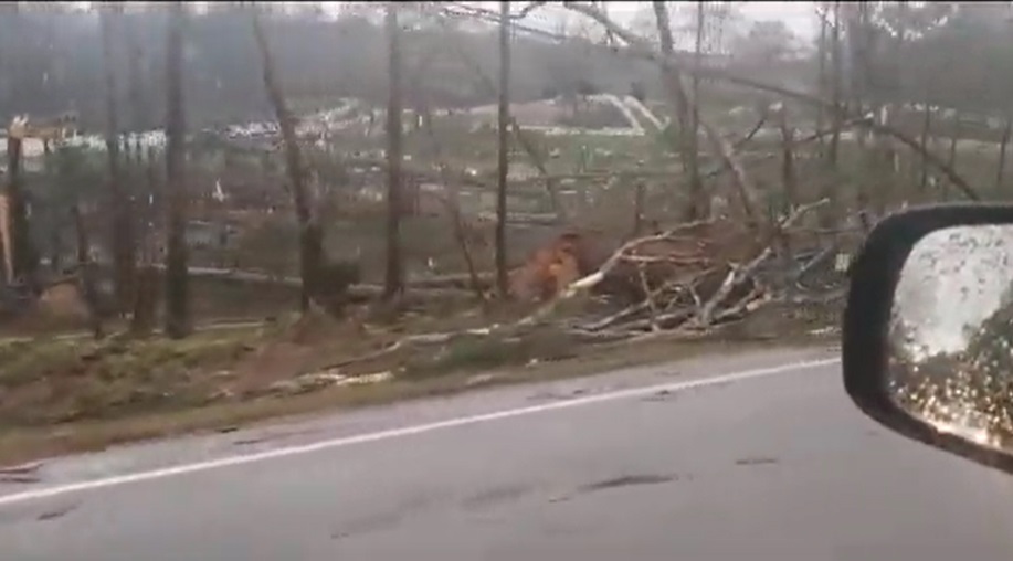 พายุทอร์นาโด 7 ลูก ถล่มสหรัฐฯ ปชช.กว่า 30,000 คนไม่มีไฟฟ้าใช้