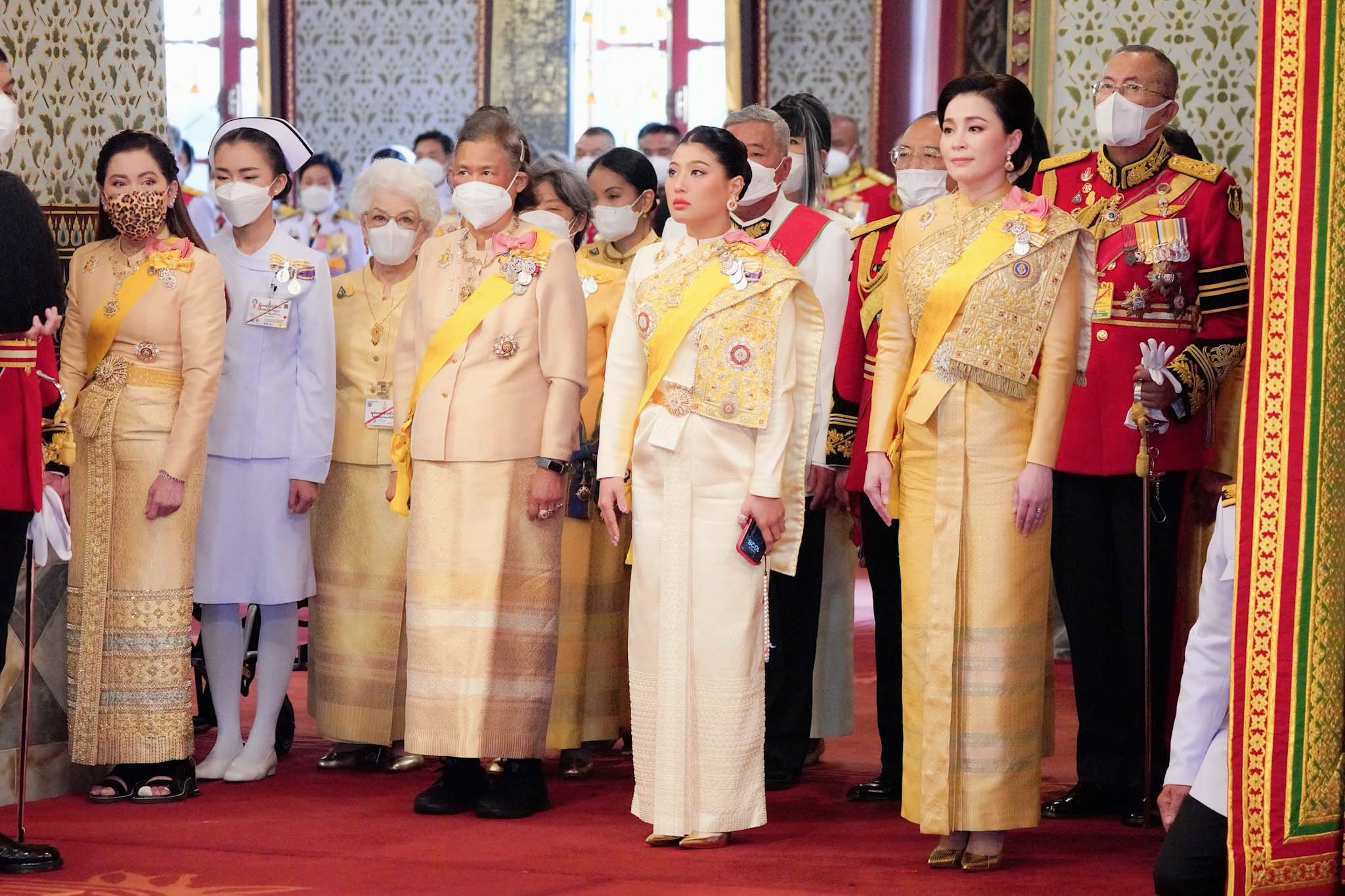 พระบาทสมเด็จพระเจ้าอยู่หัว เสด็จออกมหาสมาคมในการพระราชพิธีเฉลิม พระชนมพรรษา พุทธศักราช ๒๕๖๖