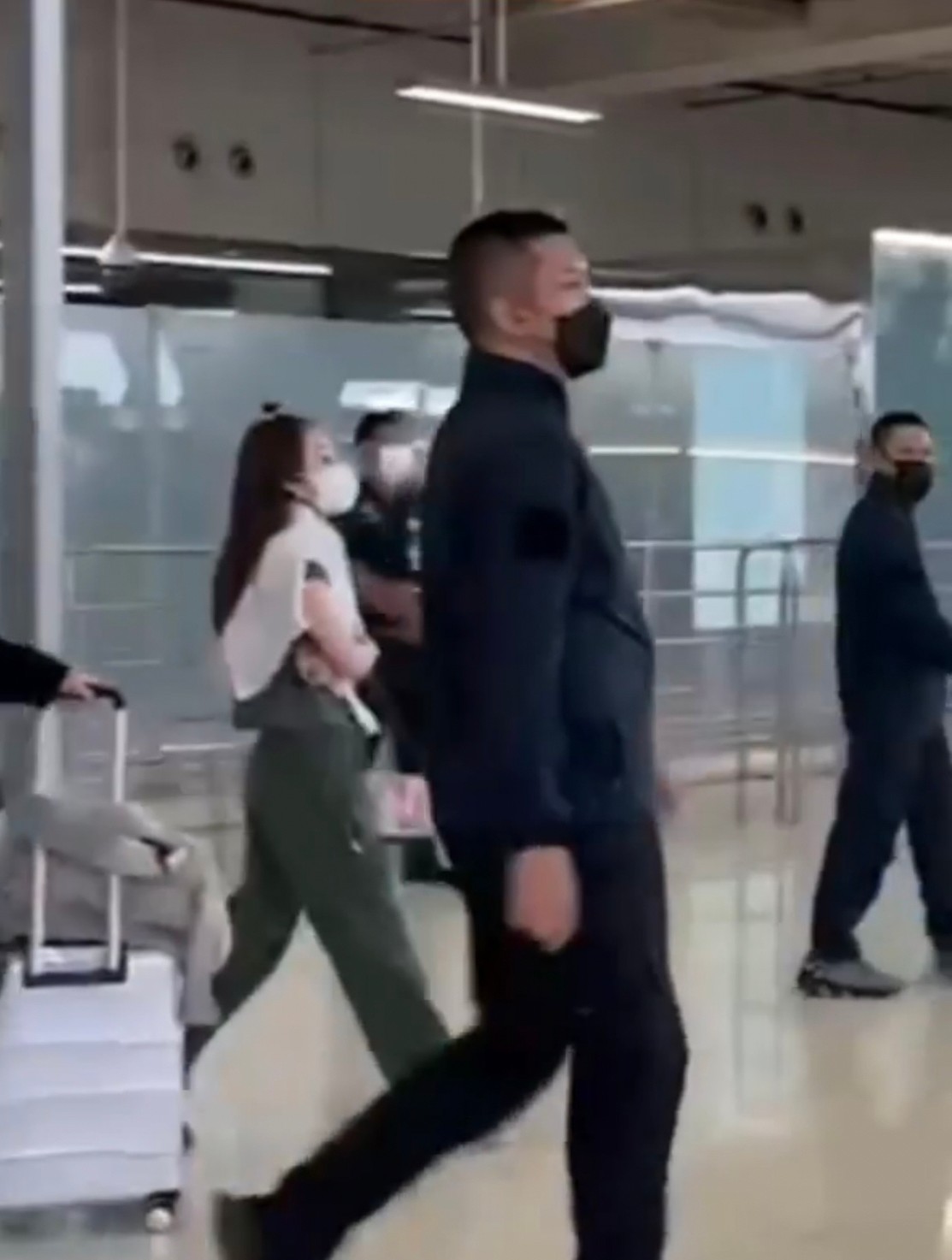 ถึงไทยแล้ว! ซานดาร่า-ซอนมี บินลัดฟ้าร่วมงานเคาท์ดาวน์ที่พัทยา