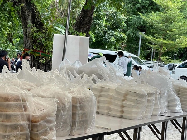 ปุ้ย ปิยาภรณ์ ชวน อแมนด้า-พรฟ้า แพคสิ่งของ พร้อมทำข้าวกล่องให้บุคลากรทางการแพทย์ ปุ้ย ปิยาภรณ์ ชวน อแมนด้า-พรฟ้า แพคสิ่งของ พร้อมทำข้าวกล่องให้บุคลากรทางการแพทย์