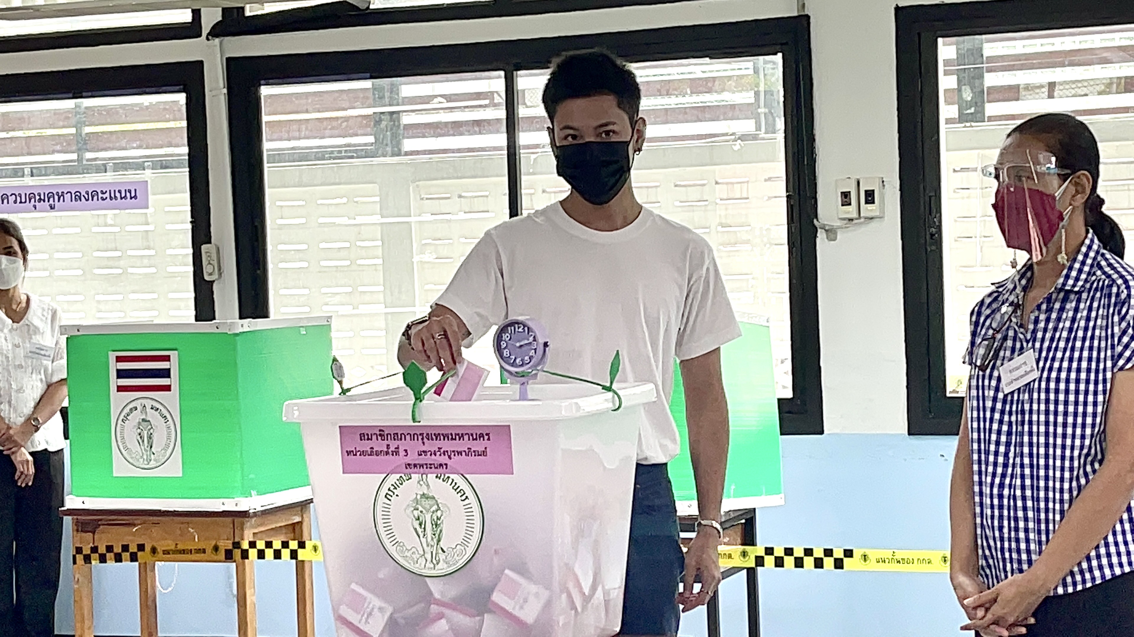 คริส - สิงโต นำทีมเหล่าคนดัง ใช้สิทธิเลือกผู้ว่า กทม. 