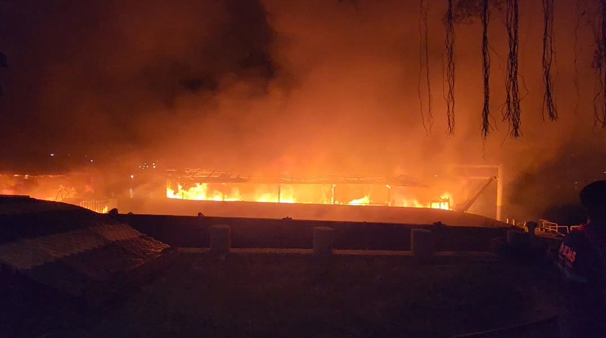 ระทึกกลางดึก!  ไฟไหม้เรือริมแม่น้ำเจ้าพระยา วอดทั้งลำ