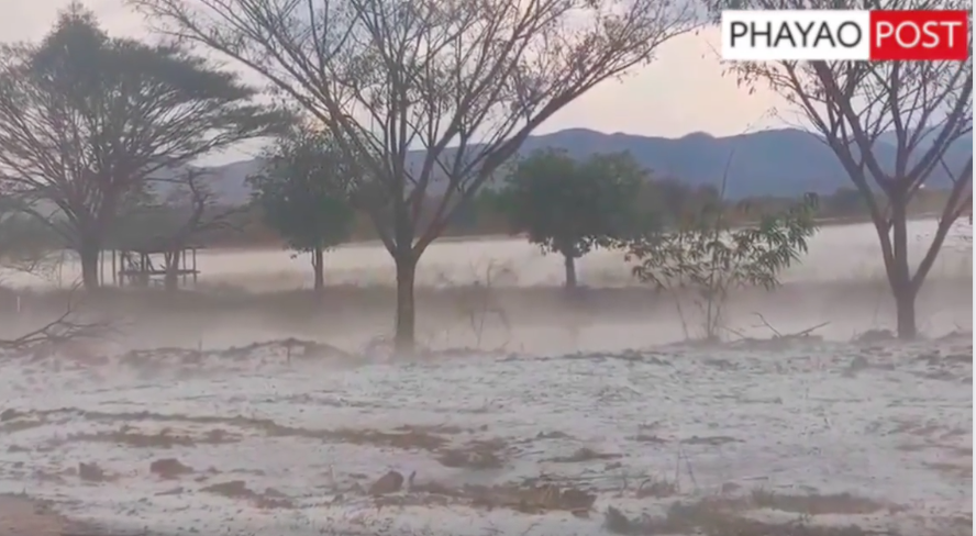 ชาวเน็ตแชร์! พายุลูกเห็บถล่มพะเยา ขาวโพลนราวกับหิมะตกในต่างประเทศ ชาวเน็ตแชร์! พายุลูกเห็บถล่มพะเยา ขาวโพลนราวกับหิมะตกในต่างประเทศ