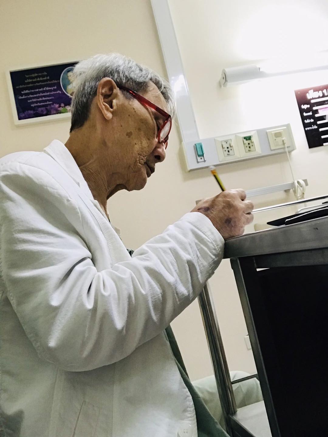 แฟนคลับ บิ๊ก D2B ยังดูแลพ่อแม่ต่อเนื่อง พร้อมเตรียมจัดงานครบรอบ 15 ปี แฟนคลับ บิ๊ก D2B ยังดูแลพ่อแม่ต่อเนื่อง พร้อมเตรียมจัดงานครบรอบ 15 ปี