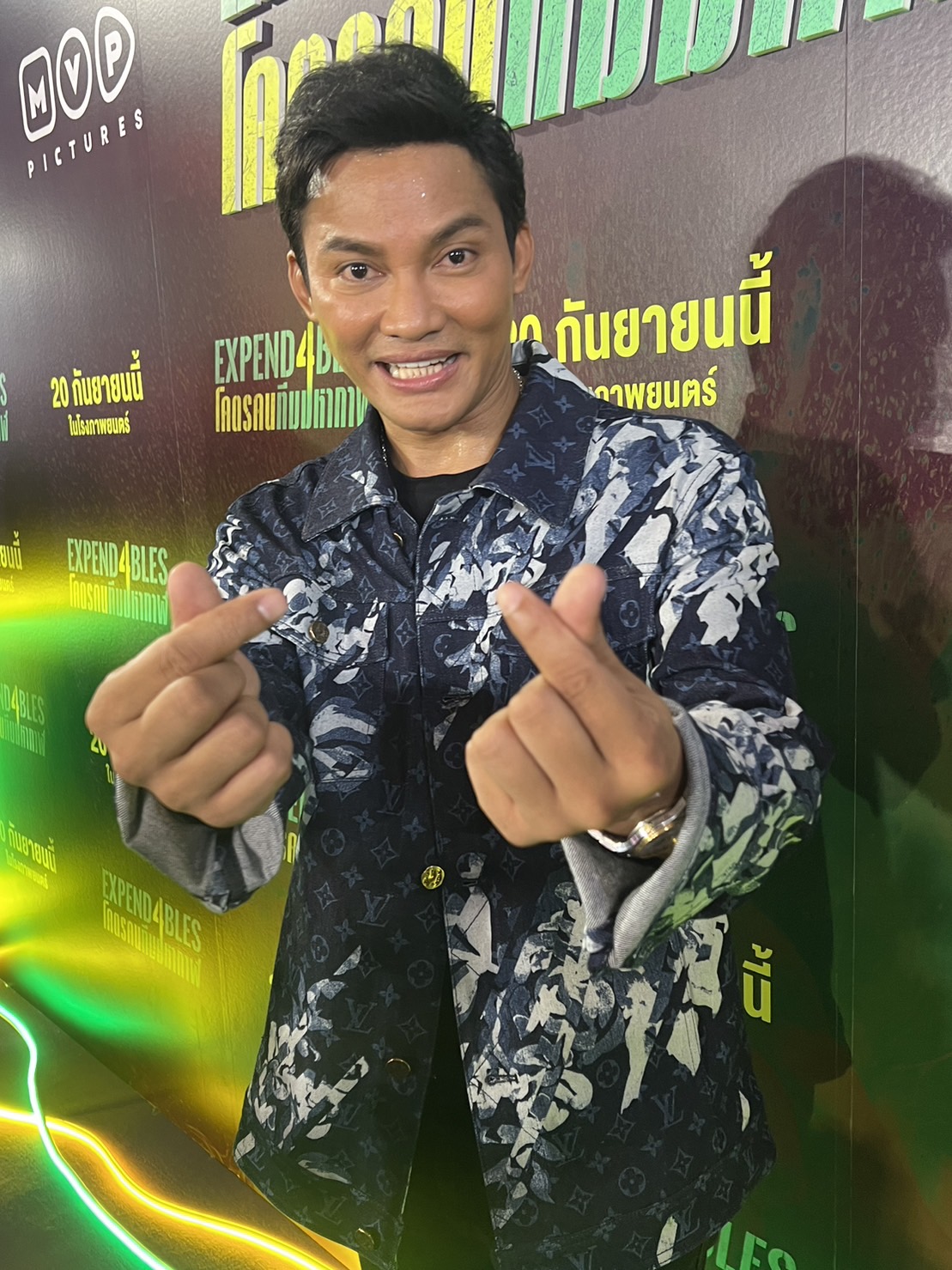 จา พนม เผยสาเหตุแจกพระเครื่องซุปตาร์โลก จา พนม เผยสาเหตุแจกพระเครื่องซุปตาร์โลก