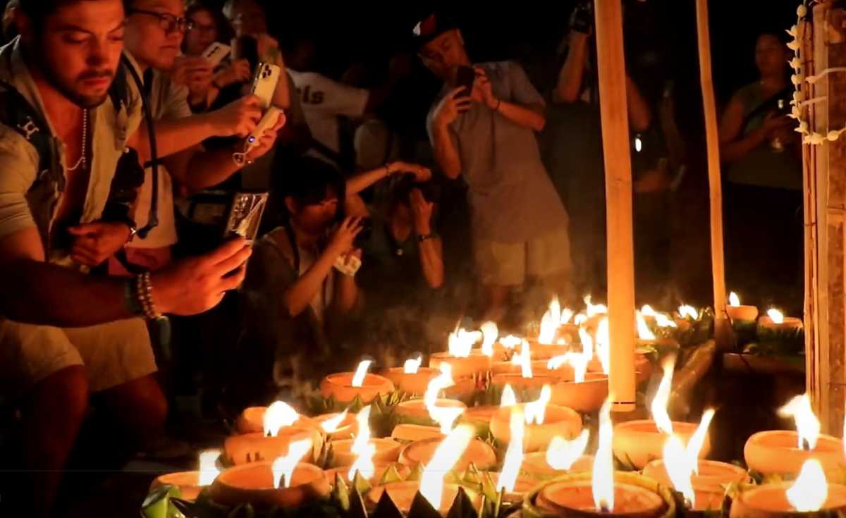 จุดผางประทีปสว่างไสวรับประเพณียี่เป็ง จุดผางประทีปสว่างไสวรับประเพณียี่เป็ง