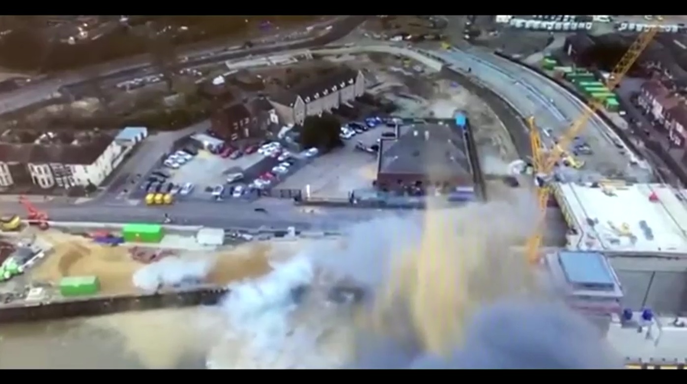 เปิดภาพนาที ระเบิดสมัยสงครามโลกครั้งที่ 2 เกิดตูมสนั่นเขย่าอังกฤษ