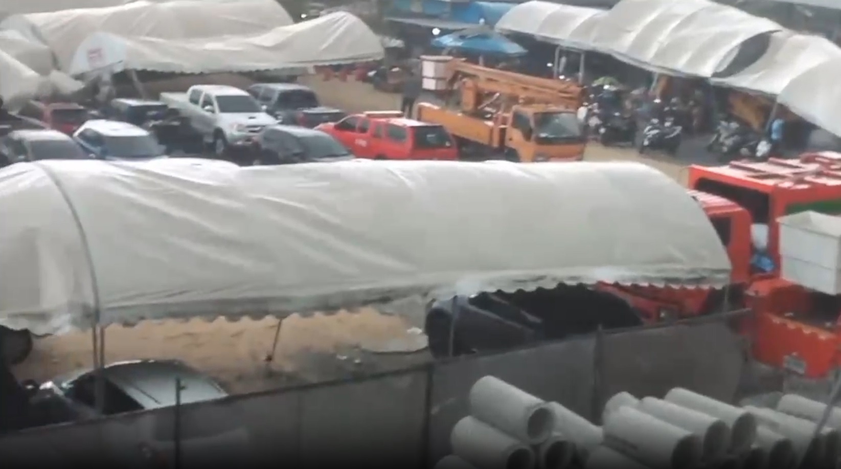 ภาพความเสียหาย พายุ ถล่มอบต.ราชาเทวะ เต็นท์ที่จอดรถถูกแรงลมพัดล้มระเนระนาด