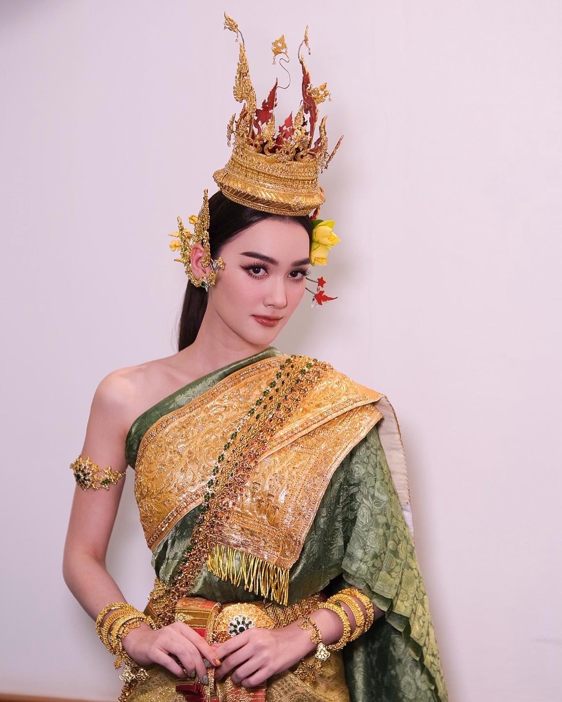 แปลงโฉมเป็นนางสงกรานต์ เดียร์น่า สวมชุดไทย นั่งเสลี่ยงบนหลังช้าง 