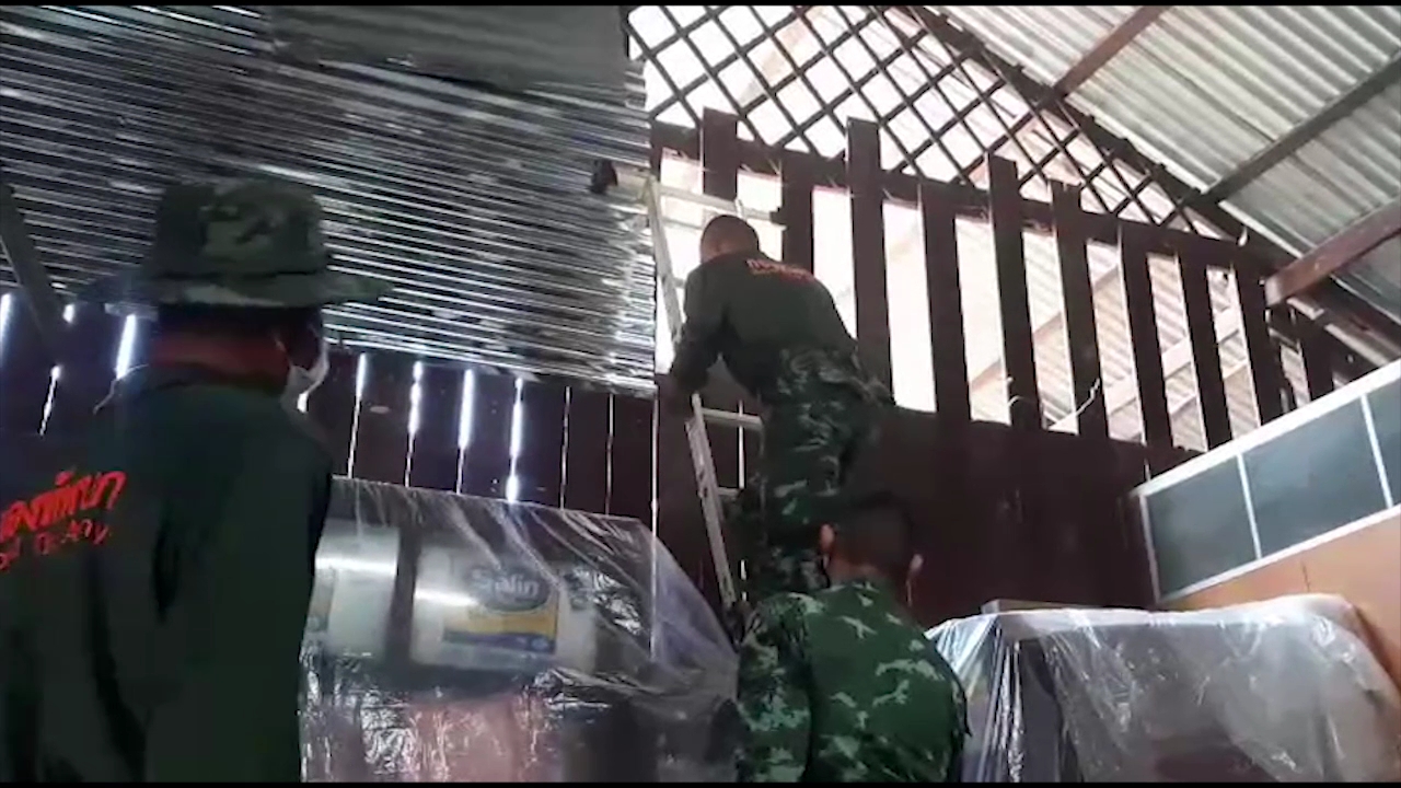 ฉะเชิงเทรา! เร่งซ่อมแซมบ้านเกือบร้อยหลังคาเรือนหลังพายุพัดถล่ม ฉะเชิงเทรา! เร่งซ่อมแซมบ้านเกือบร้อยหลังคาเรือนหลังพายุพัดถล่ม