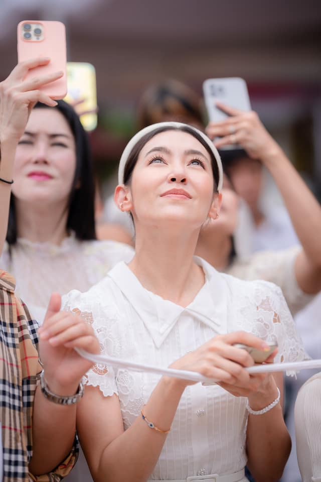 ถวายปัจจัย 1.5 ล้าน เบลล่า ราณี พาครอบครัวทำพิธียกช่อฟ้า วัดที่เชียงใหม่