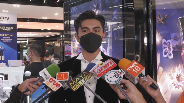 ภณ ณวัสน์  ยิ้มรับถูกมองเคมีสาธารณะ หากแฟนคลับฟินก็ยินดี   (มีคลิป)