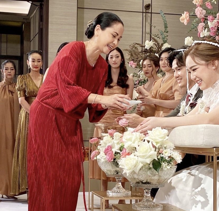 ดี้ ปัทมา -เอ๋ กษมา สุดปลื้ม หมอพลอย ลูกสาว จูงมือแฟนหนุ่มเข้าพิธีแต่งงานแล้ว ดี้ ปัทมา -เอ๋ กษมา สุดปลื้ม หมอพลอย ลูกสาว จูงมือแฟนหนุ่มเข้าพิธีแต่งงานแล้ว