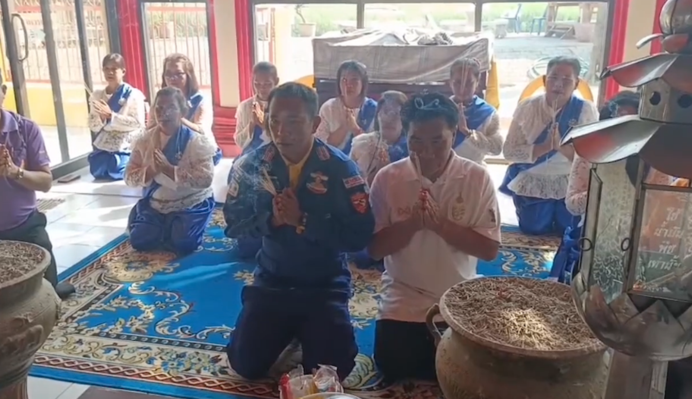 รวบแล้ว “เจ้าบอด” จระเข้หลุดลงแม่น้ำปิง-ชาวบ้านเฮ!รำแก้บน รวบแล้ว “เจ้าบอด” จระเข้หลุดลงแม่น้ำปิง-ชาวบ้านเฮ!รำแก้บน