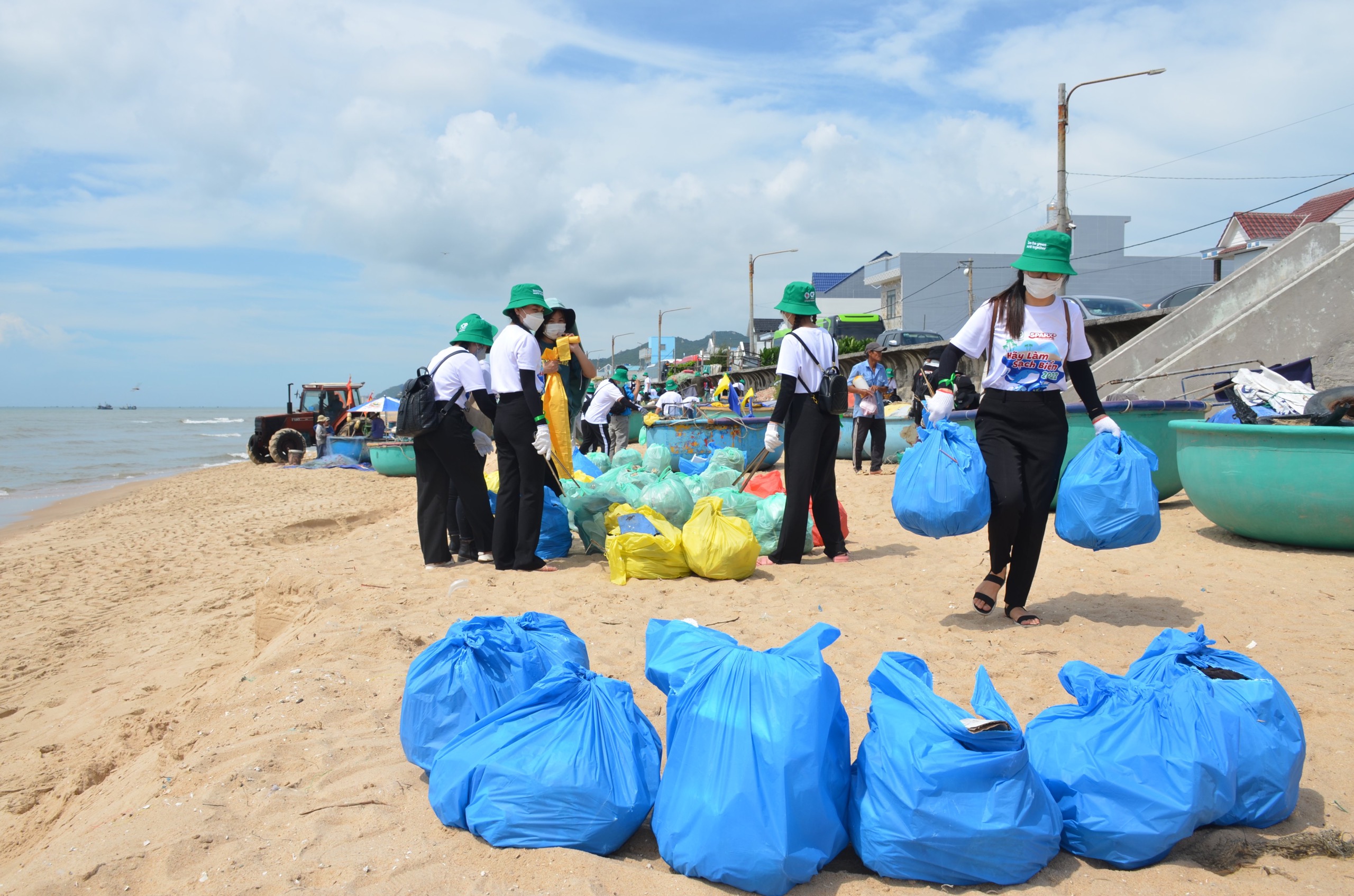 ซี.พี.เวียดนาม รวมพลังเก็บขยะ คืนความสะอาดให้ชายหาดจังหวัดบาเรีย-วุ่งเต่า