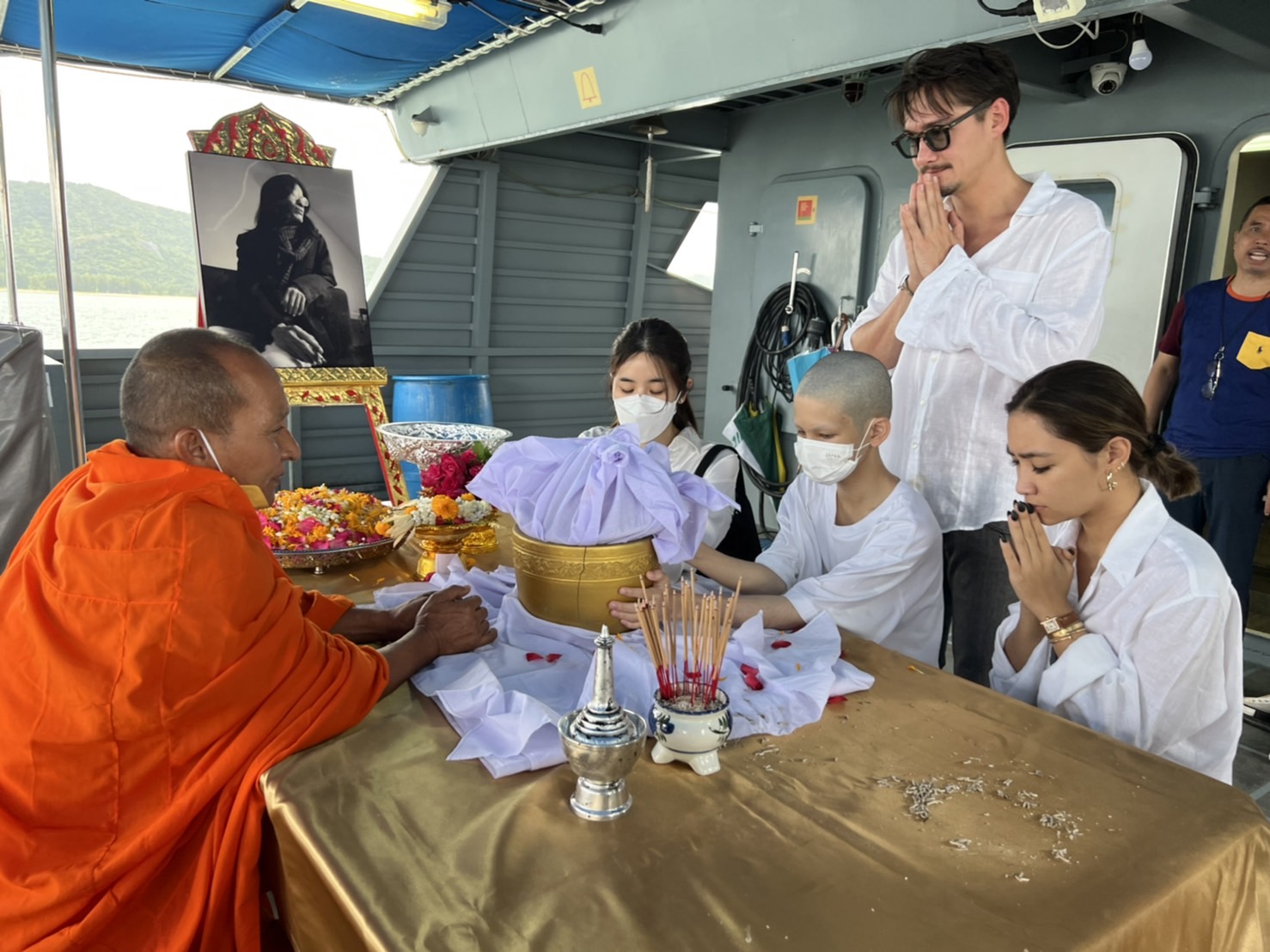 เหล่าคนบันเทิง ร่วมพิธีลอยอังคาร หม่อมหลวงพันธุ์เทวนพ เทวกุล เหล่าคนบันเทิง ร่วมพิธีลอยอังคาร หม่อมหลวงพันธุ์เทวนพ เทวกุล