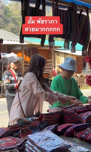 ตลาดแทบแตก! อั้ม พัชราภา เดินตลาดอุดหนุนสินค้าชาวเขาเป็นกันเองมาก 