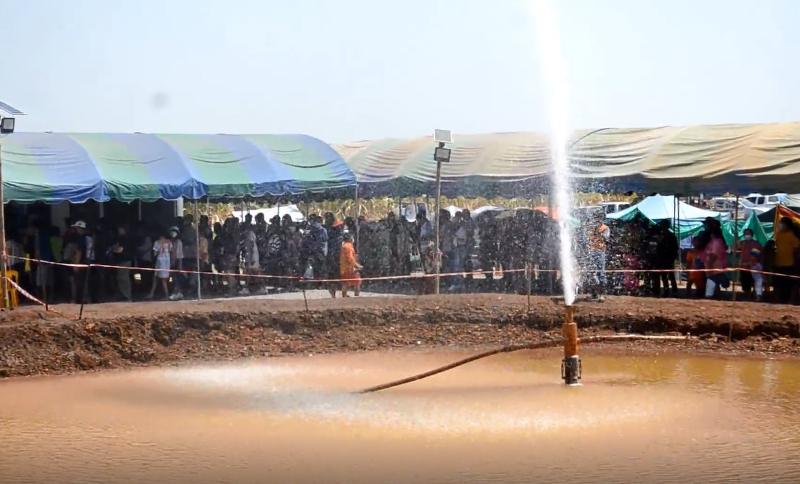 ห้วยกระเจาคึกคัก! ปชช.ทะลักรับ น้ำแร่โซดา วันละ 4-5 พันคน ห้วยกระเจาคึกคัก! ปชช.ทะลักรับ น้ำแร่โซดา วันละ 4-5 พันคน