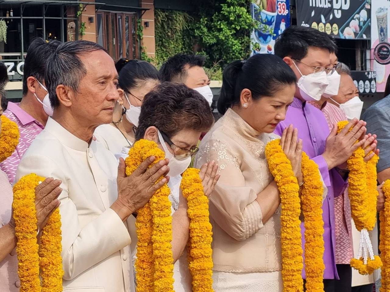 อ๊อฟ พงษ์พัฒน์ - แดง ธัญญา มอบเงินบูรณะประตูชุมพล อ๊อฟ พงษ์พัฒน์ - แดง ธัญญา มอบเงินบูรณะประตูชุมพล