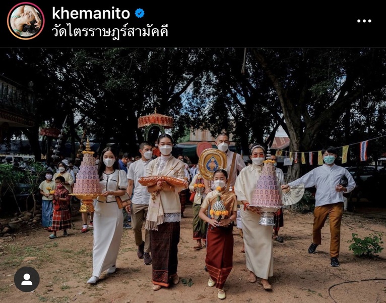แพนเค้ก ควงสารวัตรหมี พร้อมครอบครัวทำบุญกฐิน สวมชุดไทยล้างห้องน้ำวัด
