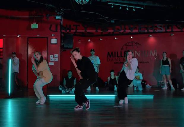 เป็นสาวแล้ว เต้นเก่งด้วย!! ‘ไชโลห์’ ลูกสาวของ ‘แบรด พิตต์ - แองเจลิน่า โจลี่’ (มีคลิป) เป็นสาวแล้ว เต้นเก่งด้วย!! ‘ไชโลห์’ ลูกสาวของ ‘แบรด พิตต์ - แองเจลิน่า โจลี่’ (มีคลิป)