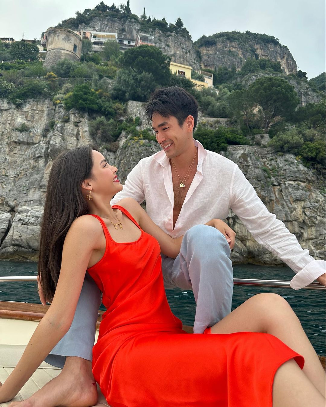 ออร่าคนมีความสุข ญาญ่า อวดแหวนเพชรที่ ณเดชน์ ขอแต่งงาน ในงานอีเว้นท์ (มีคลิป) 