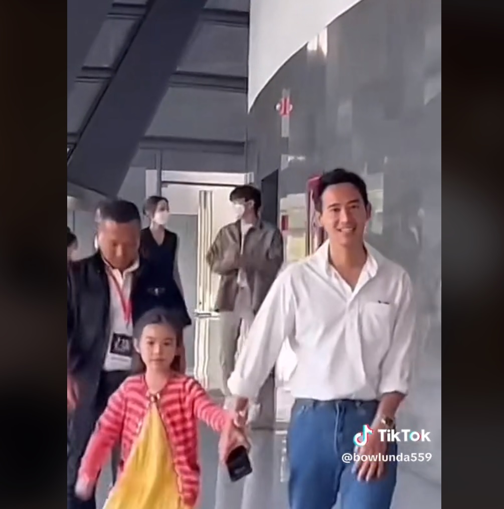 เปิดวาร์ป นนกุล หนุ่มหน้าใส มีคลิปเดินคุย ถือผ้าคลุมไหล่ให้ แอฟ ทักษอร เปิดวาร์ป นนกุล หนุ่มหน้าใส มีคลิปเดินคุย ถือผ้าคลุมไหล่ให้ แอฟ ทักษอร