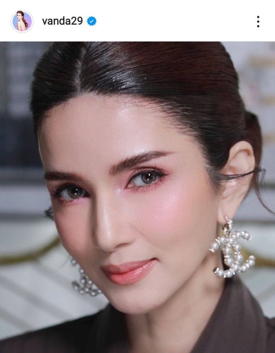 โบว์ แวนด้า เผยลูกสาวทำงานเก่งไม่แพ้พ่อ ด้านคุณแม่ อาการดีขึ้นเเล้วหลังล้มหัวฟาดพื้น โบว์ แวนด้า เผยลูกสาวทำงานเก่งไม่แพ้พ่อ ด้านคุณแม่ อาการดีขึ้นเเล้วหลังล้มหัวฟาดพื้น